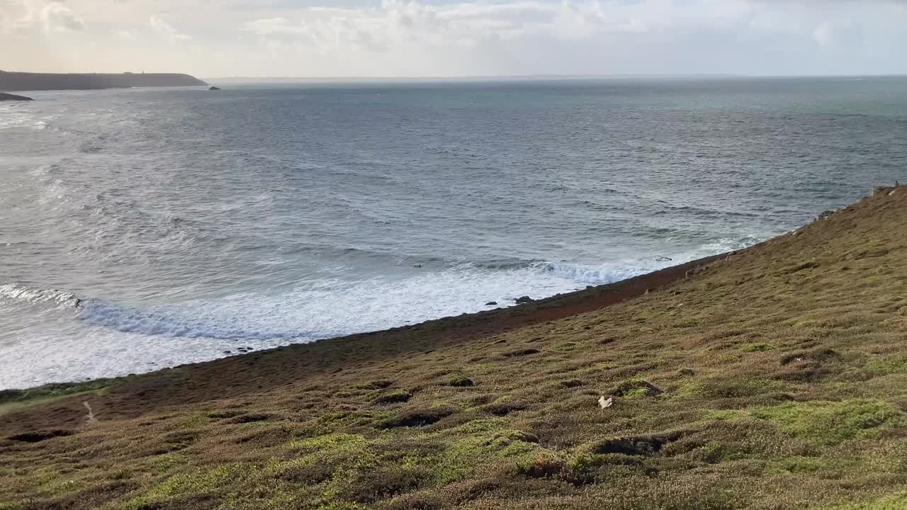 观看海岸和波浪运动在法国海岸视频素材