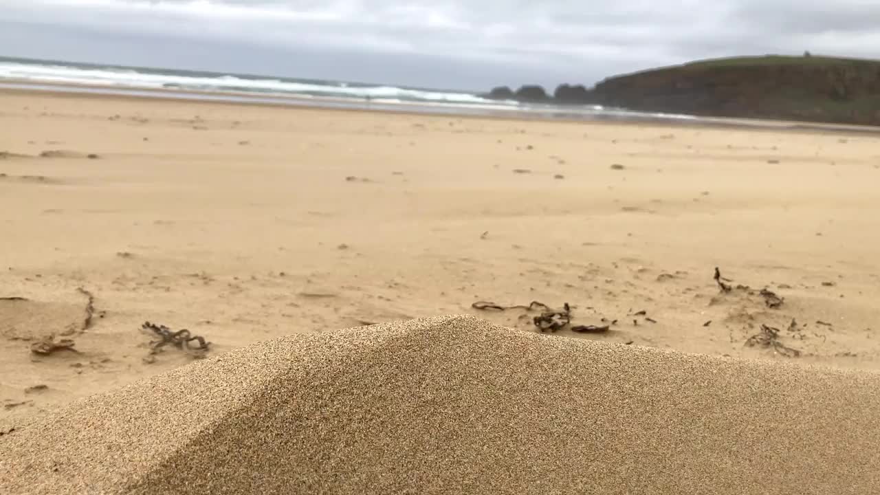 海滩上的沙子被海风吹走视频素材