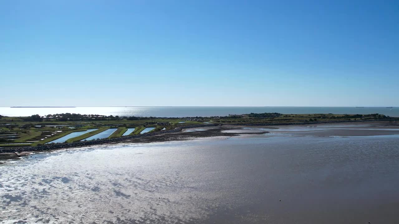 Aytre Plage Cercle视图无人机镜头，靠近拉罗谢尔市，法国，秋天，自然的颜色视频素材