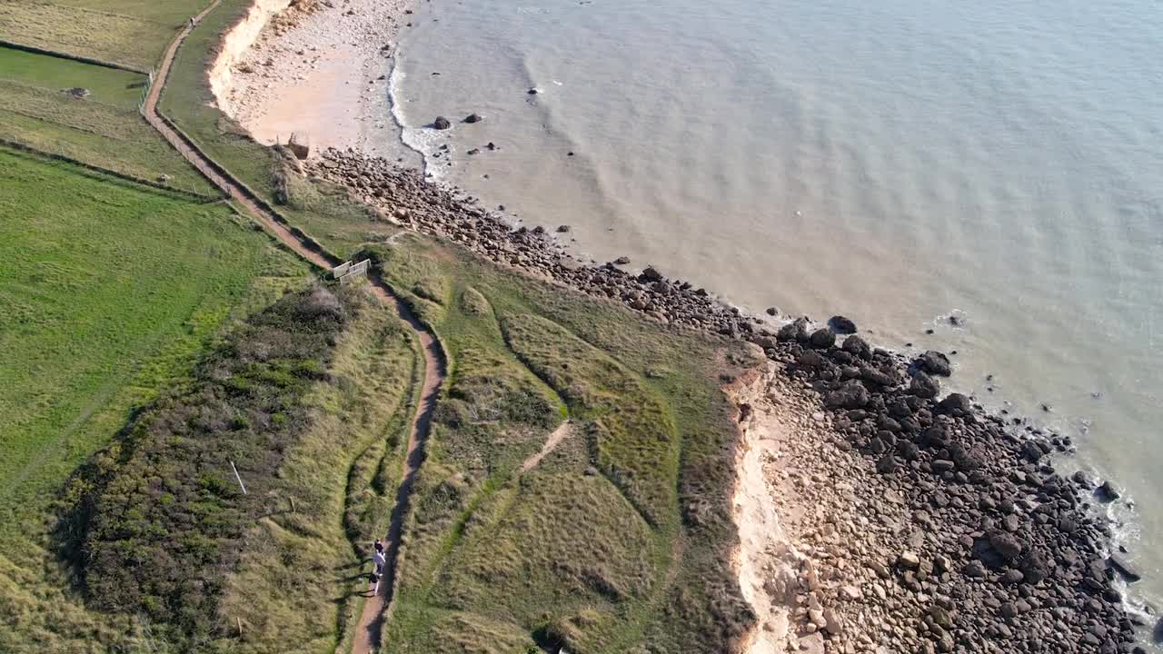 Pointe de la Beulette无人机镜头，靠近拉罗谢尔市，法国，秋天，自然颜色视频素材