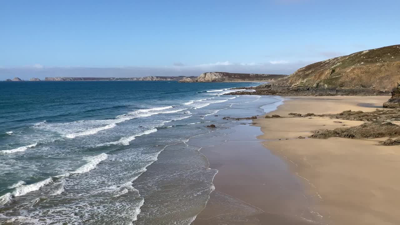 多岩石的海岸景观和法国西海岸的天然海滩视频素材