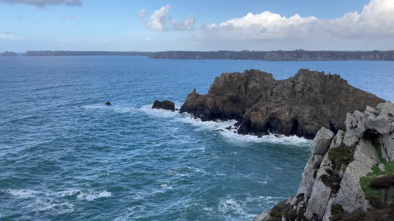 海浪拍打着贫瘠的石崖，从庞希尔岬角俯瞰布列塔尼的岩石海岸视频素材