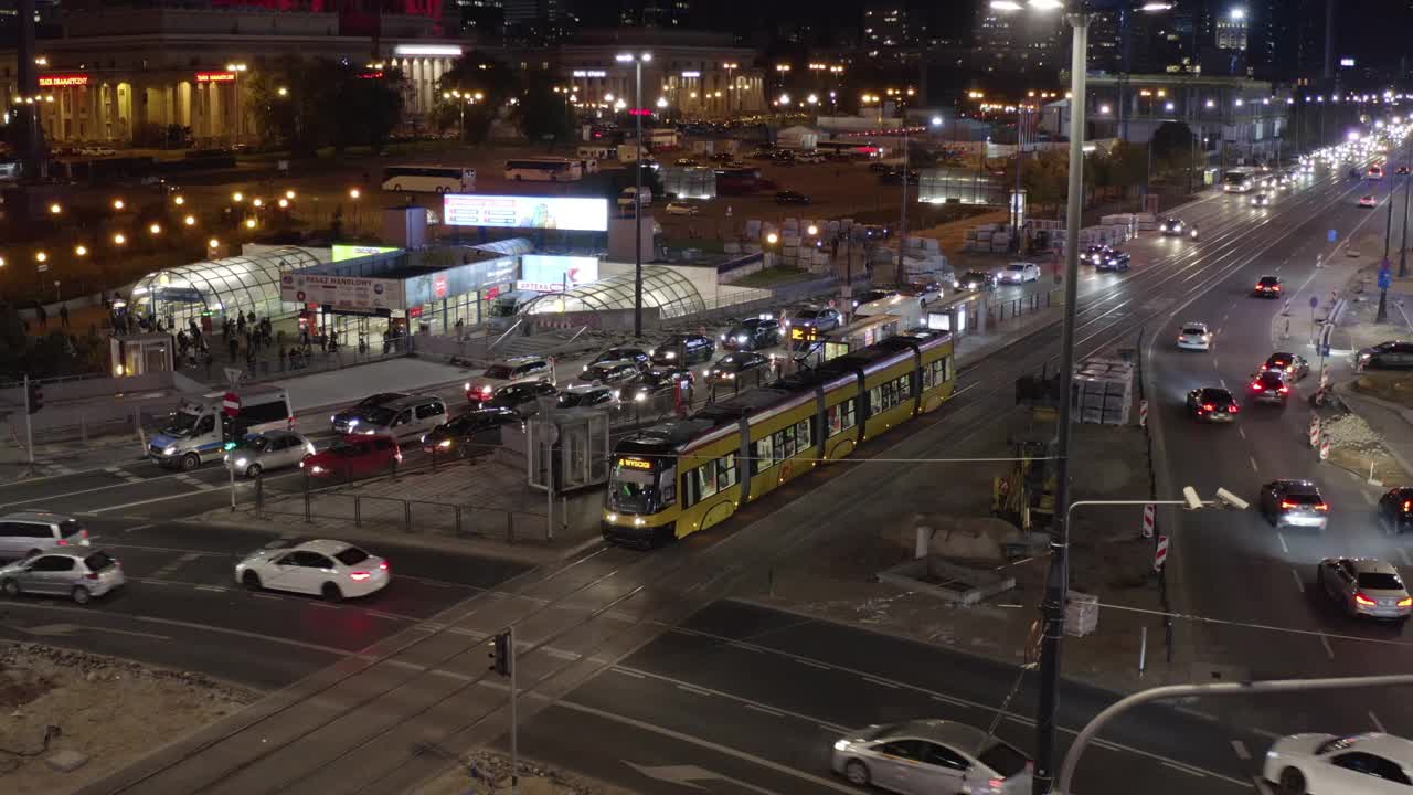 电车在十字路口等待的上升镜头。市中心晚上交通拥挤。波兰华沙视频素材