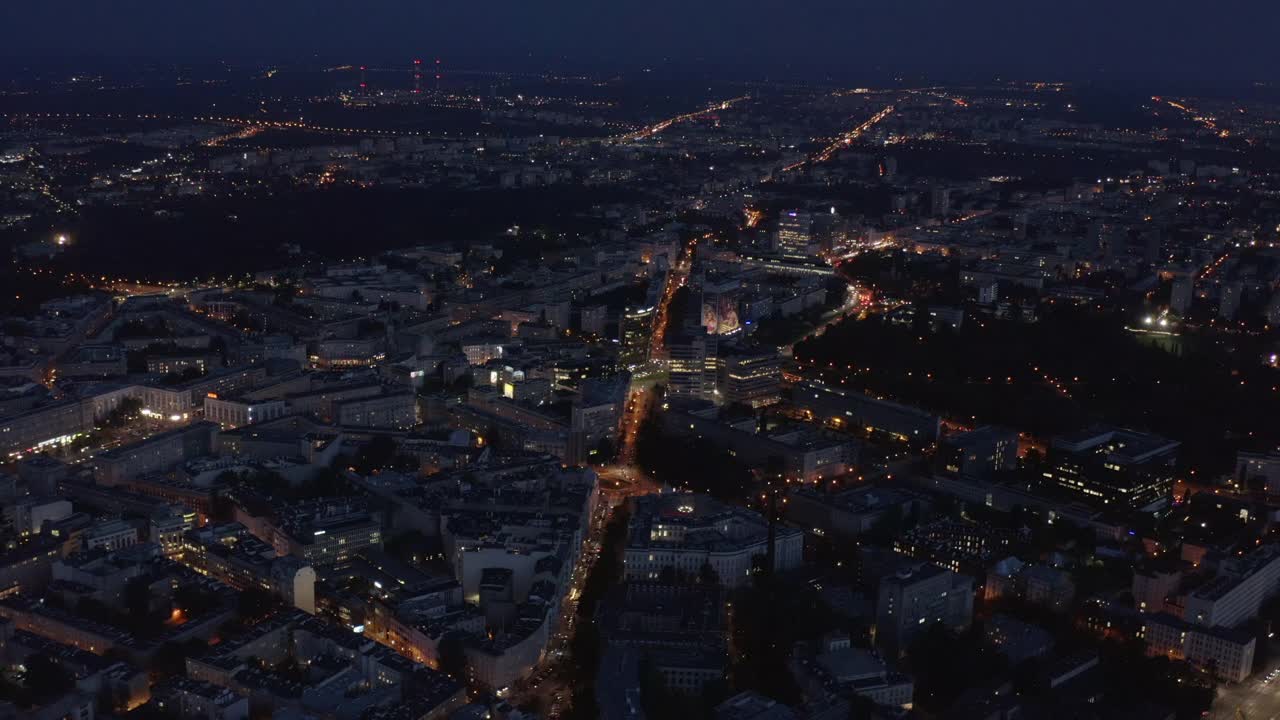 向前飞在大城市的夜晚。高角度镜头照明街道在城市社区。波兰华沙视频素材