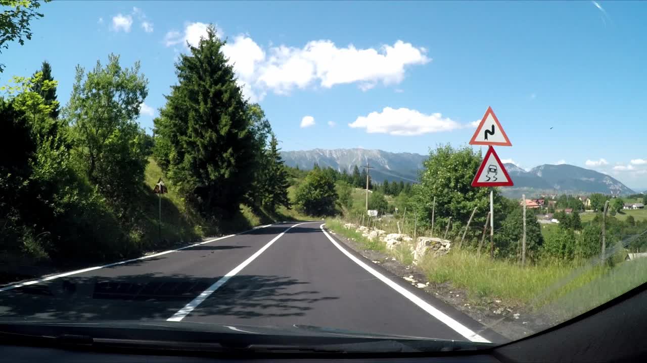 汽车在罗马尼亚的道路上行驶视频素材