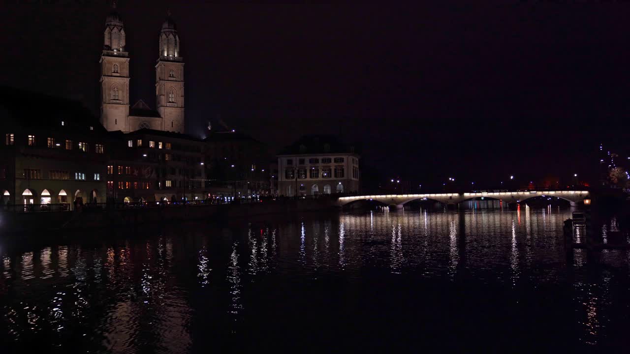 夜晚的老城Zürich，有利玛特河，敏斯特桥和新教教堂。视频素材