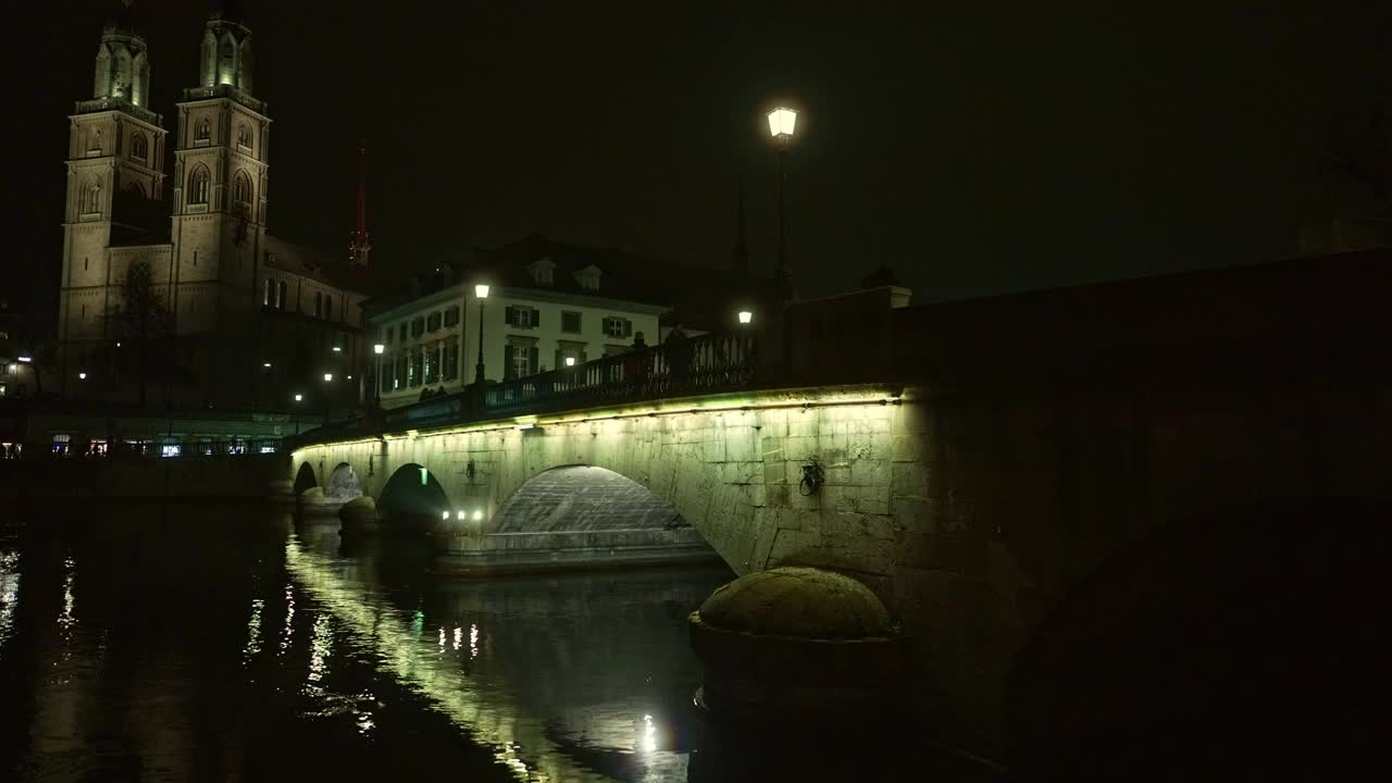 夜晚的老城Zürich，有利玛特河，敏斯特桥和新教教堂。视频素材