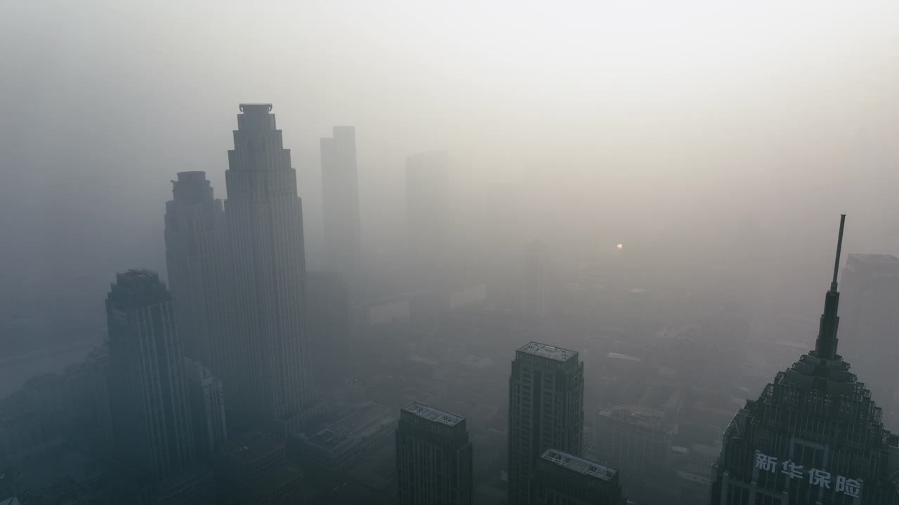 浓雾中城市的鸟瞰图视频素材