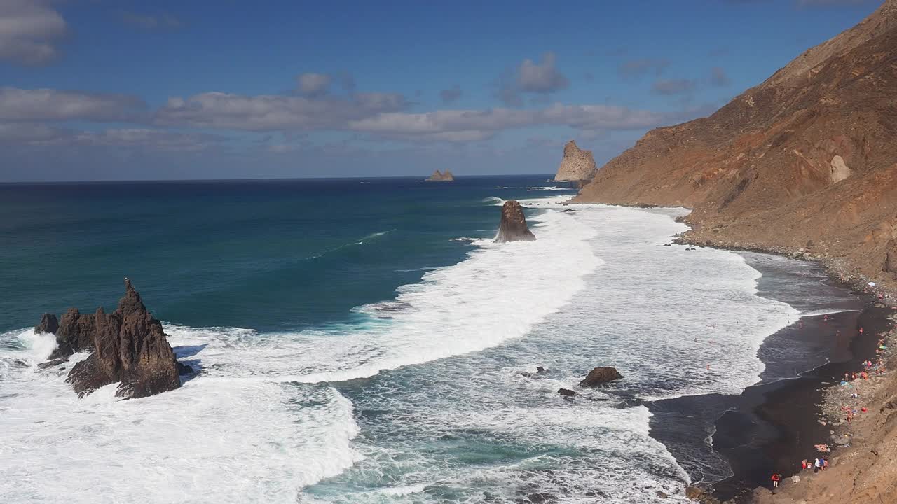 大浪冲击特内里费岛海岸。贝尼霍海滩的全景。视频素材