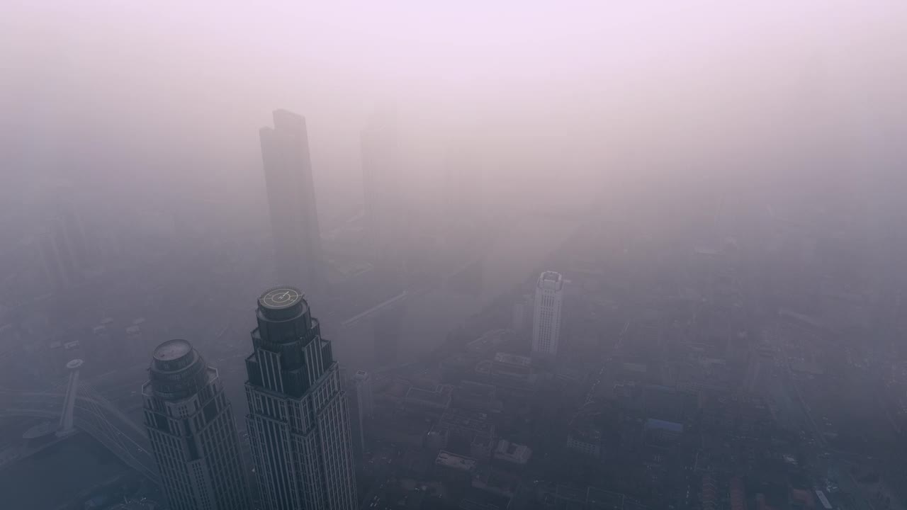 浓雾中城市的鸟瞰图视频素材