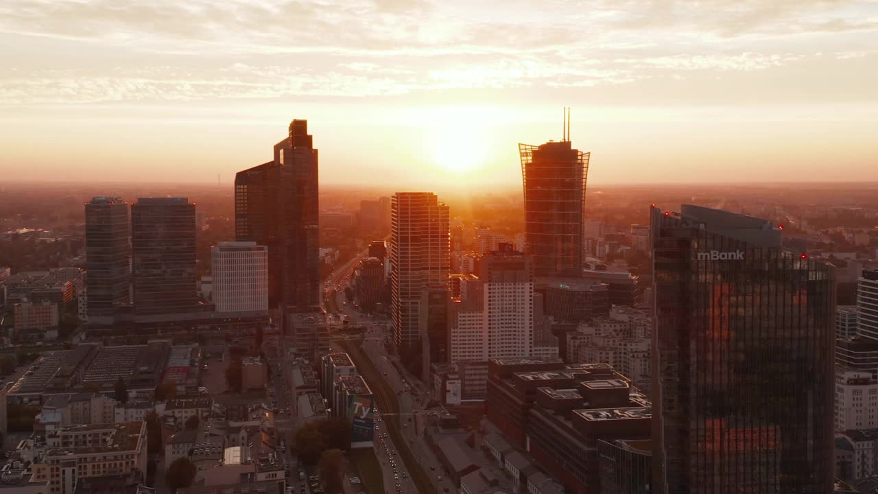 幻灯片和pan镜头组高层现代建筑在城市中心。夕阳下的晚景。波兰华沙视频素材