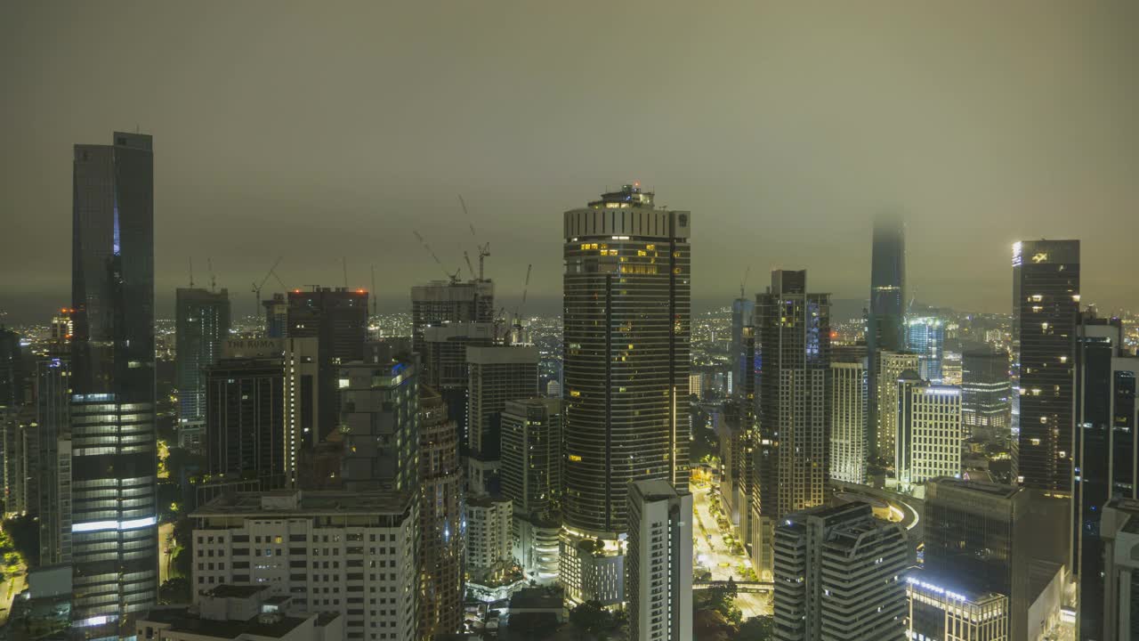 在吉隆坡城市上空滚动的云的时间推移。视频素材
