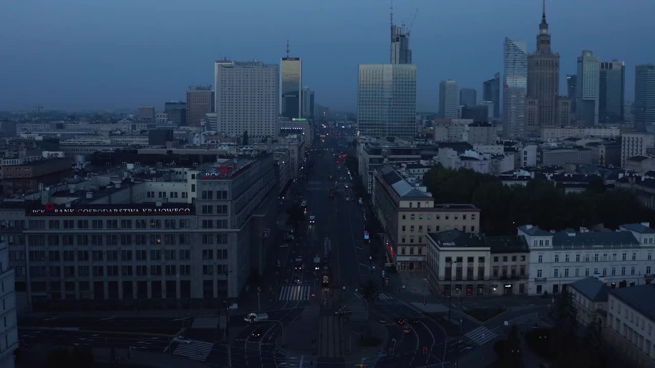 向前飞在宽阔的街道上。市中心摩天大楼的全景。蓝色调的早晨镜头。波兰华沙视频素材