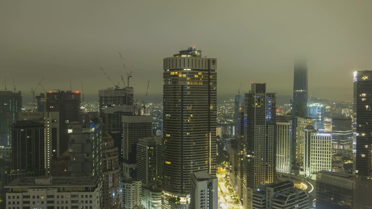 在吉隆坡城市上空滚动的云的时间推移。视频素材