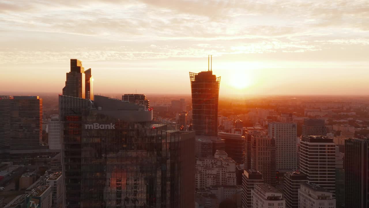 现代办公高层建筑的滑块和市中心摩天大楼群映衬在灿烂的阳光下。波兰华沙视频素材