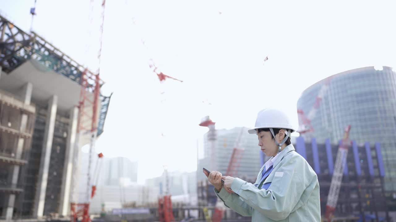 女承包商在建筑工地工作视频素材