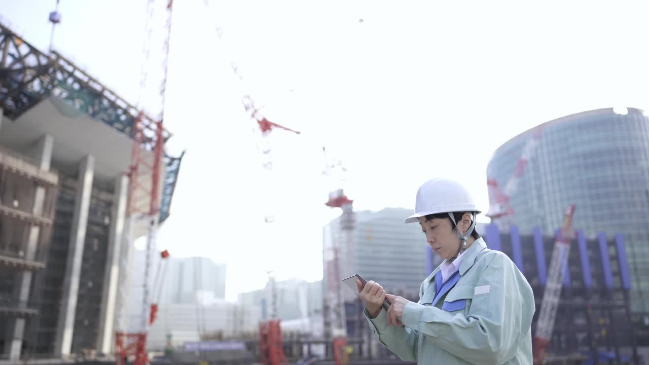 女承包商在建筑工地工作视频素材