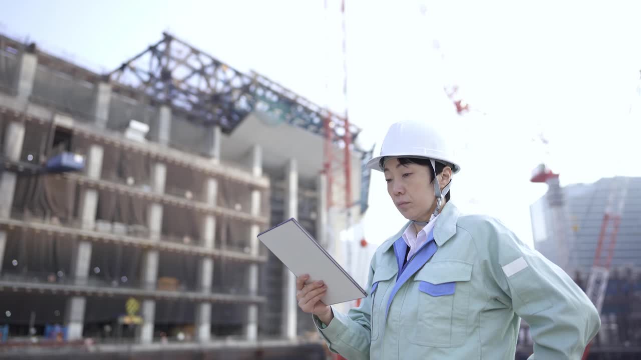 女承包商在建筑工地工作视频素材