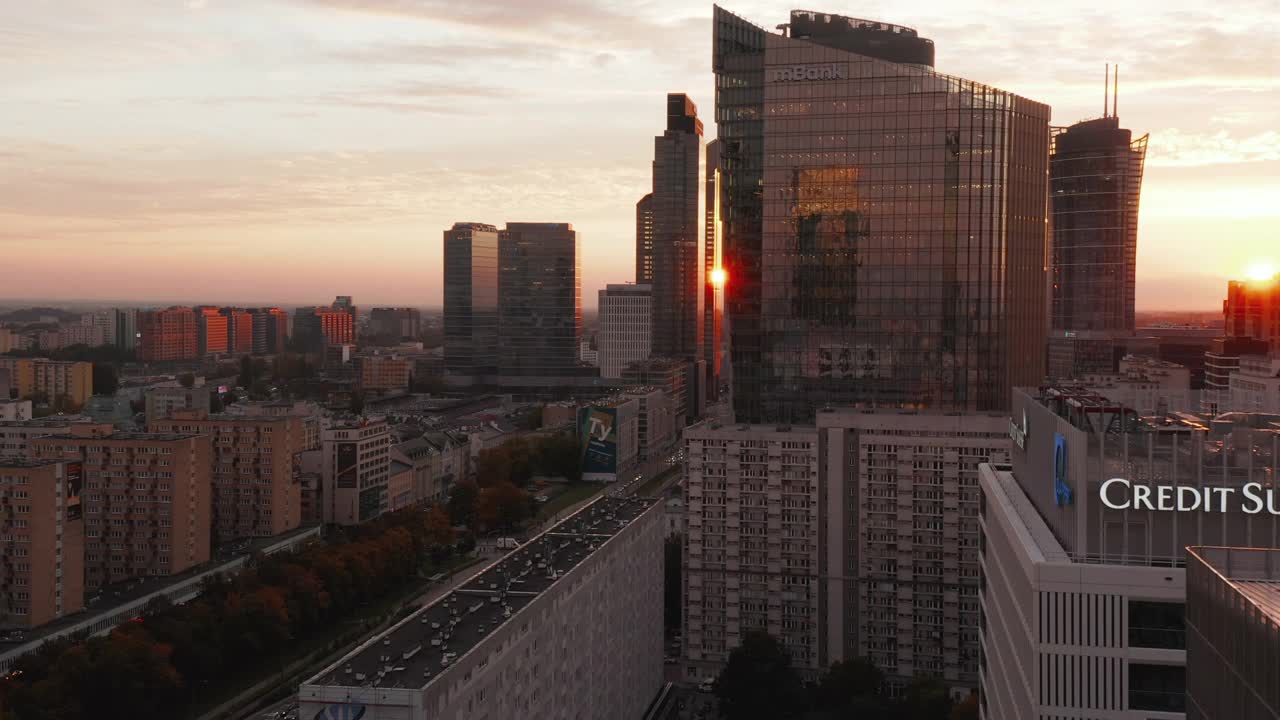 幻灯片和pan镜头的现代高层建筑与光滑的立面反射夕阳。波兰华沙视频素材