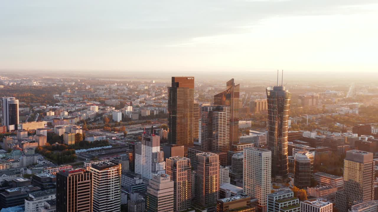 市中心摩天大楼群的滑梯和盘片。早上城市中心的空中全景。波兰华沙视频素材