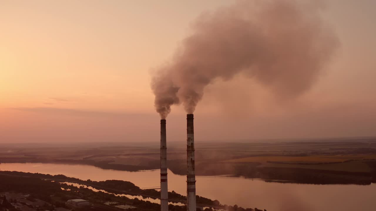 工厂的建筑工程。夕阳下的工业工厂煤气管。视频素材