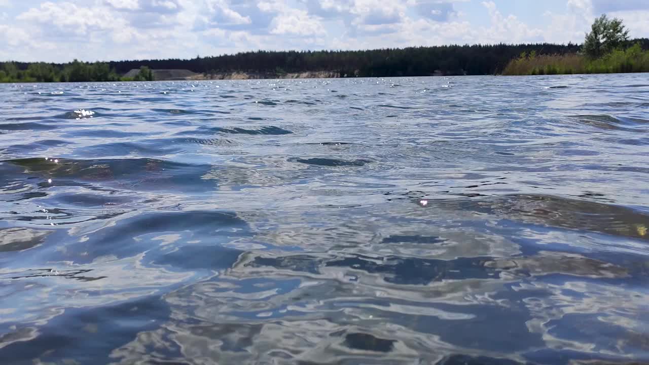 碧波上云雾缭绕的野生湖岸风景视频素材