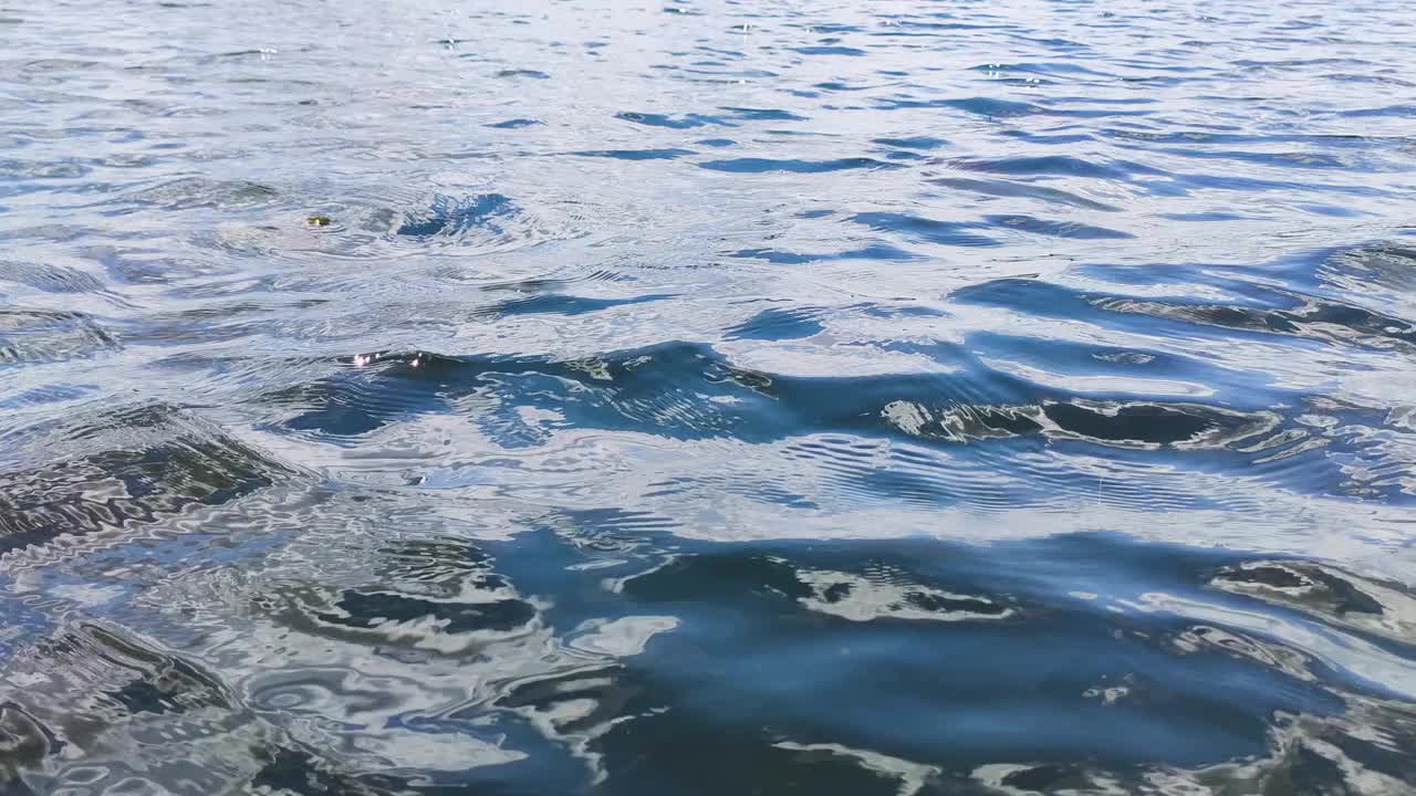 清澈的水面，狂野湖面上的波浪，特写视频素材