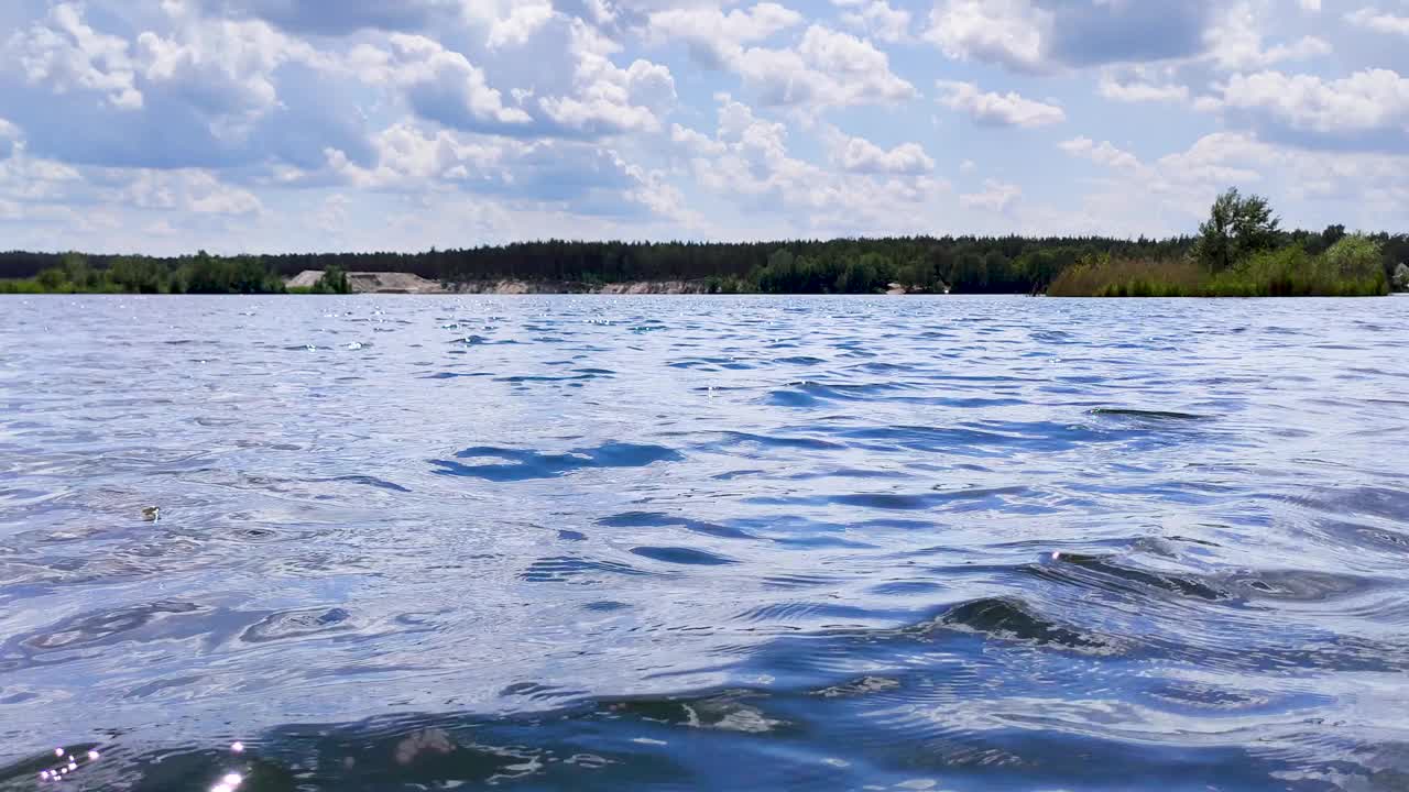 碧波近距离，云雾缭绕湖面天视频素材