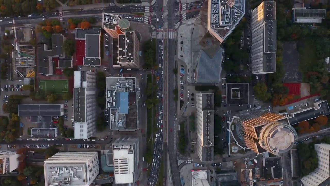 空中鸟瞰全城交通堵塞的全景。被汽车堵塞的多车道道路。波兰华沙视频素材