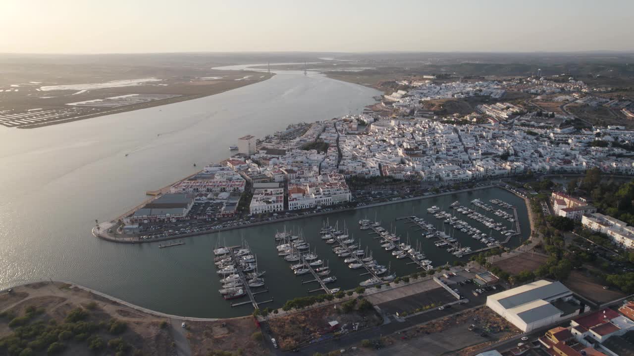 空中全景图在Ayamonte镇河边和码头，Huelva -西班牙视频素材