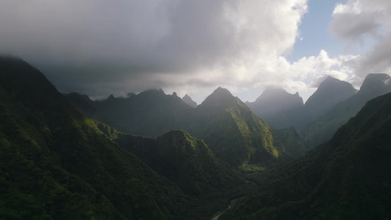 热带岛屿上天堂谷的鸟瞰图。法属波利尼西亚塔希提岛的火山谷。视频素材