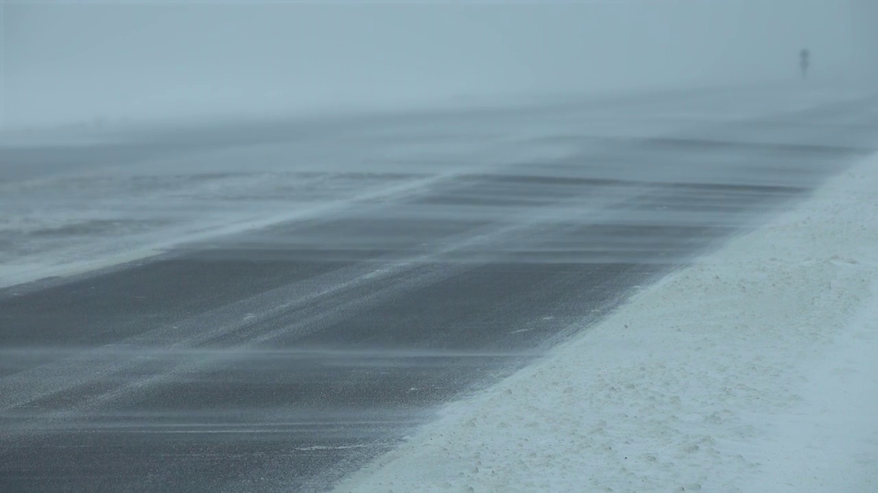 暴风雪中的冬路视频素材