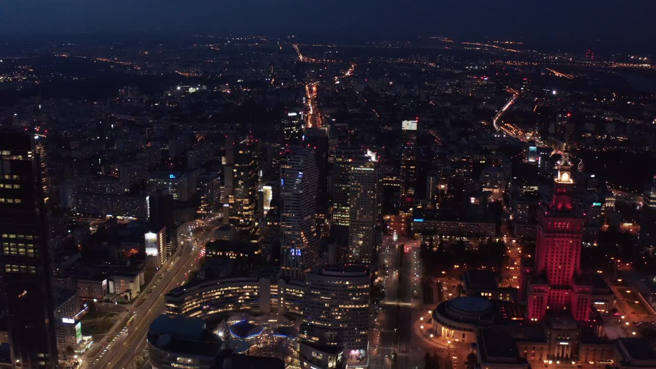 夜间城市的滑梯和盘片。空中全景镜头与Zlote Tarasy购物中心和文化和科学的宫殿。波兰华沙视频素材