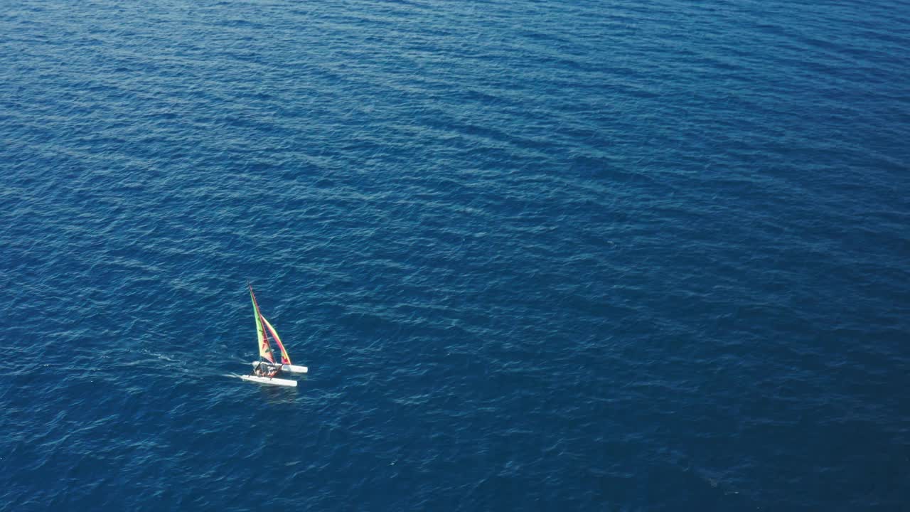 双体船航行在海上与岛屿和沿海城镇视频素材