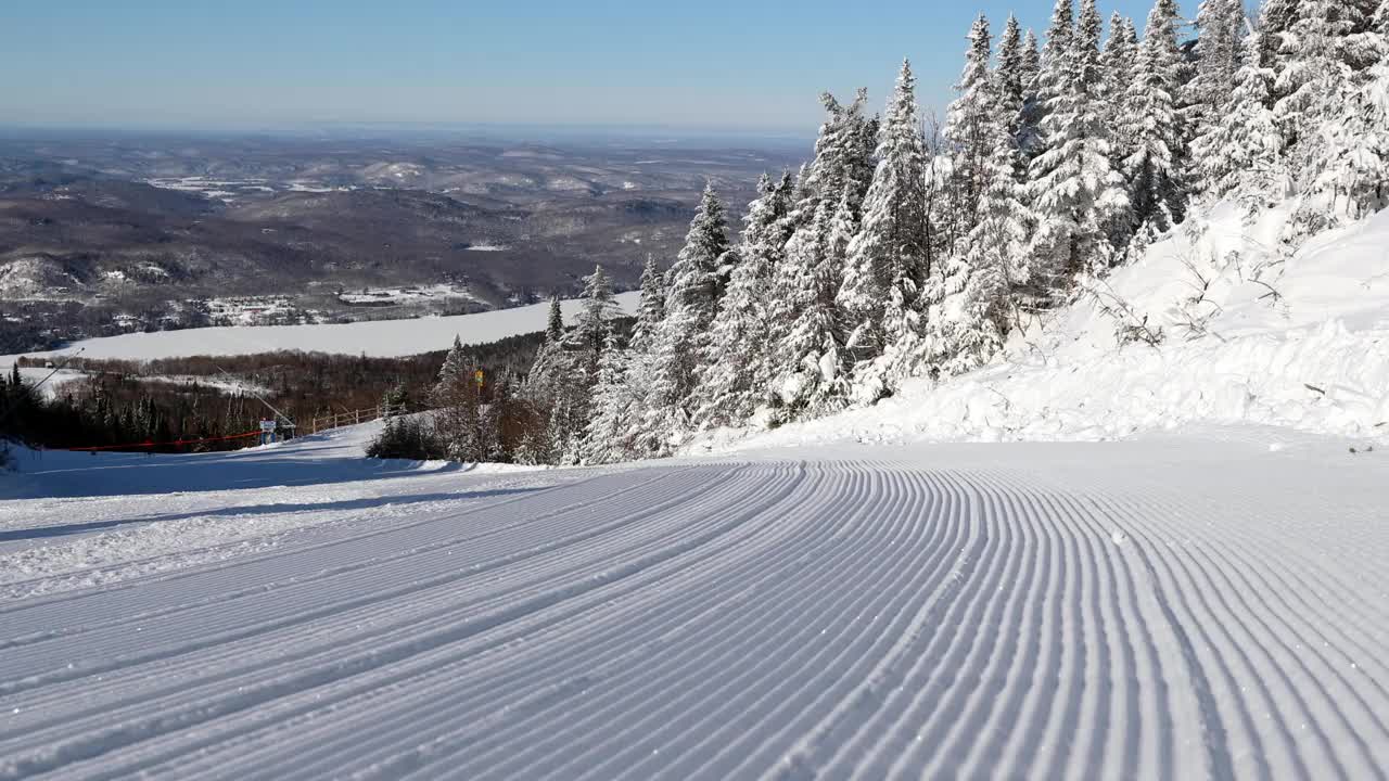 第一次跟踪滑雪。完美修整的高山滑雪道小道斜坡的特写镜头。全新的轨道滑雪概念。在山上的雪坡上滑雪视频素材