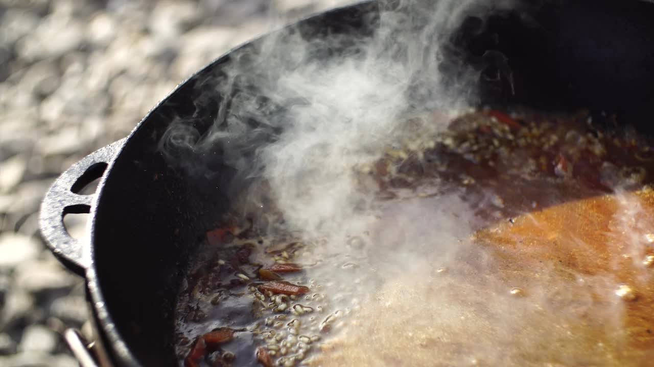 乌兹别克肉饭是用肉汁在大锅里炖的视频素材