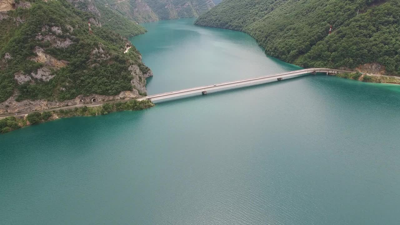 横跨比瓦湖的汽车桥。无人机的观点视频素材