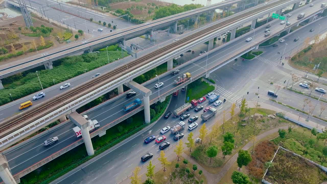 高架轨道上的地铁列车，中国上海视频素材