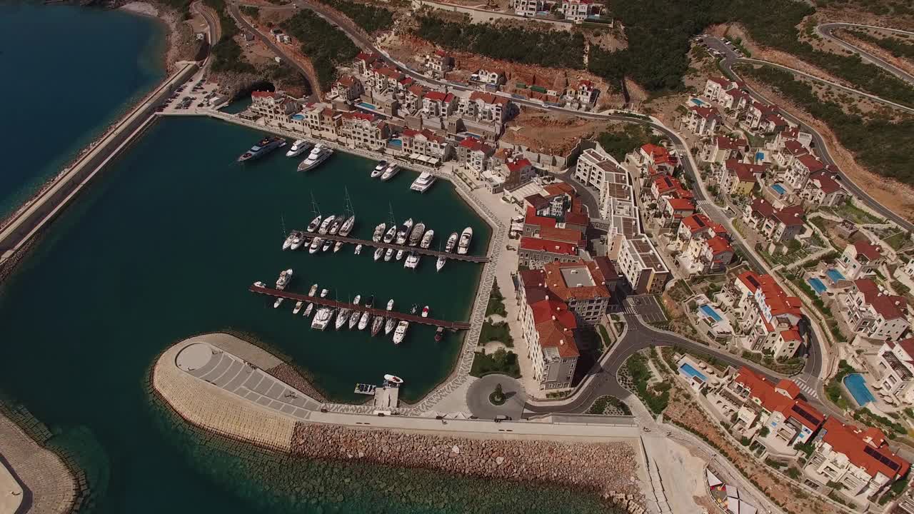 无人机拍摄的卢斯蒂卡湾码头的建筑视频素材