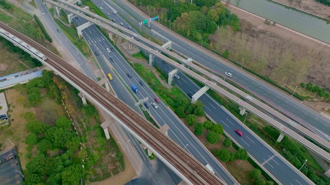 高架轨道上的地铁列车，中国上海视频素材