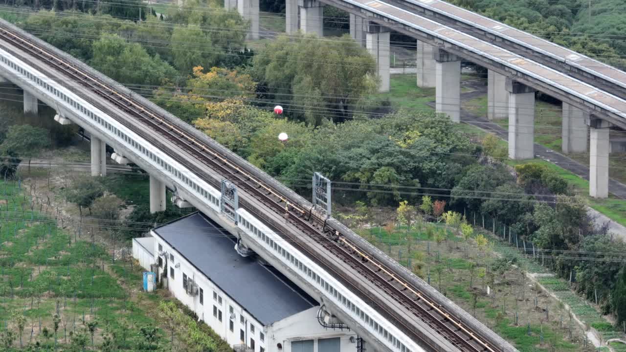 高架轨道上的地铁列车，中国上海视频素材