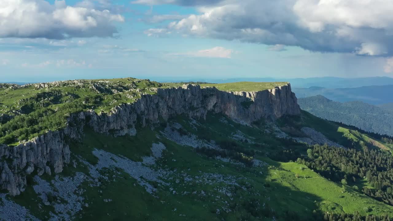 高加索山脉的夏季景观视频素材