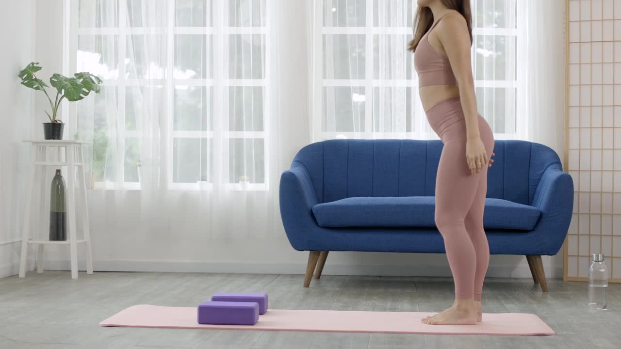 女人爱健康，在家里锻炼。4 k决议。视频素材