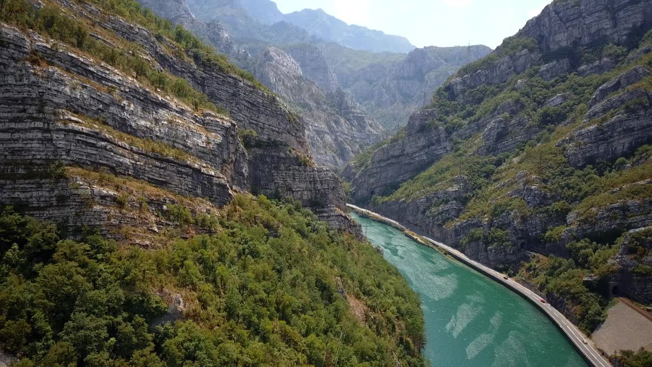 内雷特瓦峡谷的壮丽景色，一条高速公路沿着内雷特瓦河，波斯尼亚和黑塞哥维那视频下载