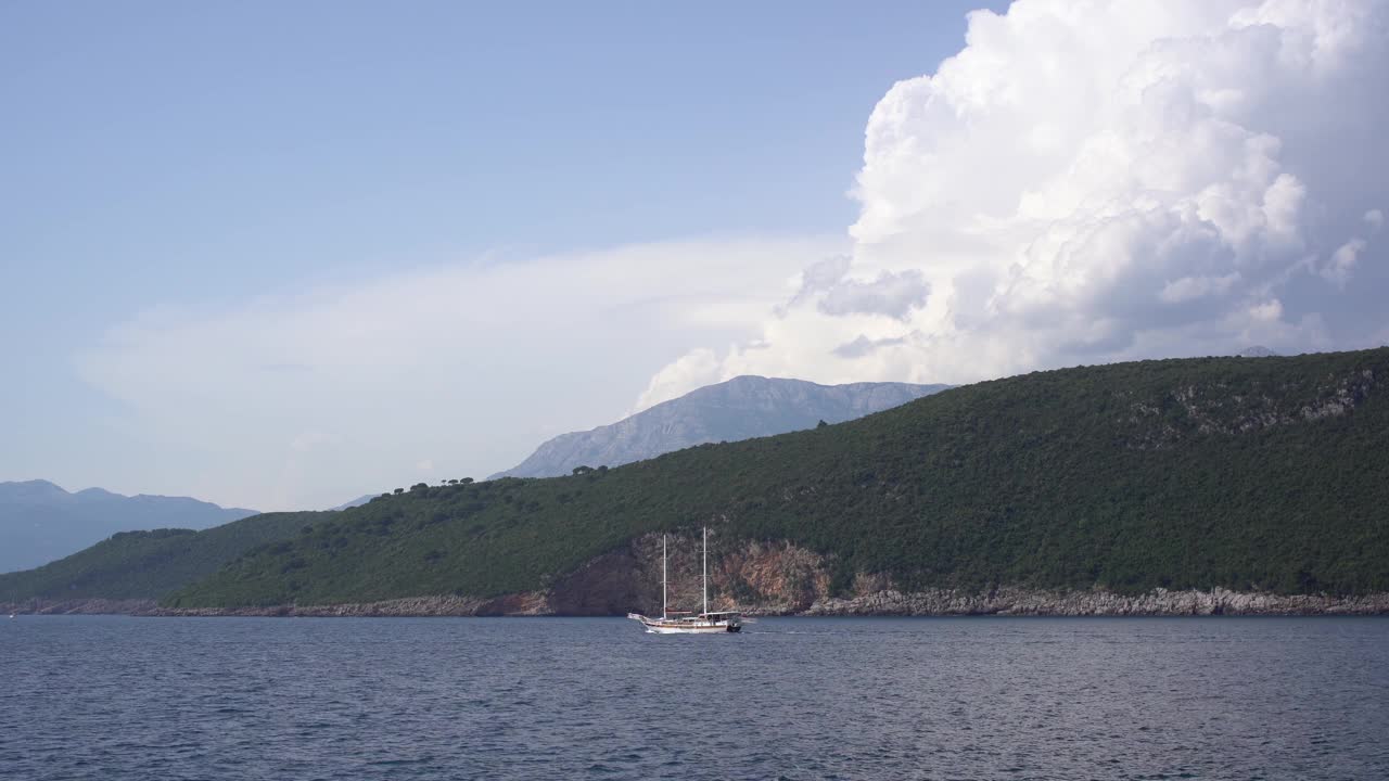 帆船沿着科托尔湾航行，以青山为背景视频素材