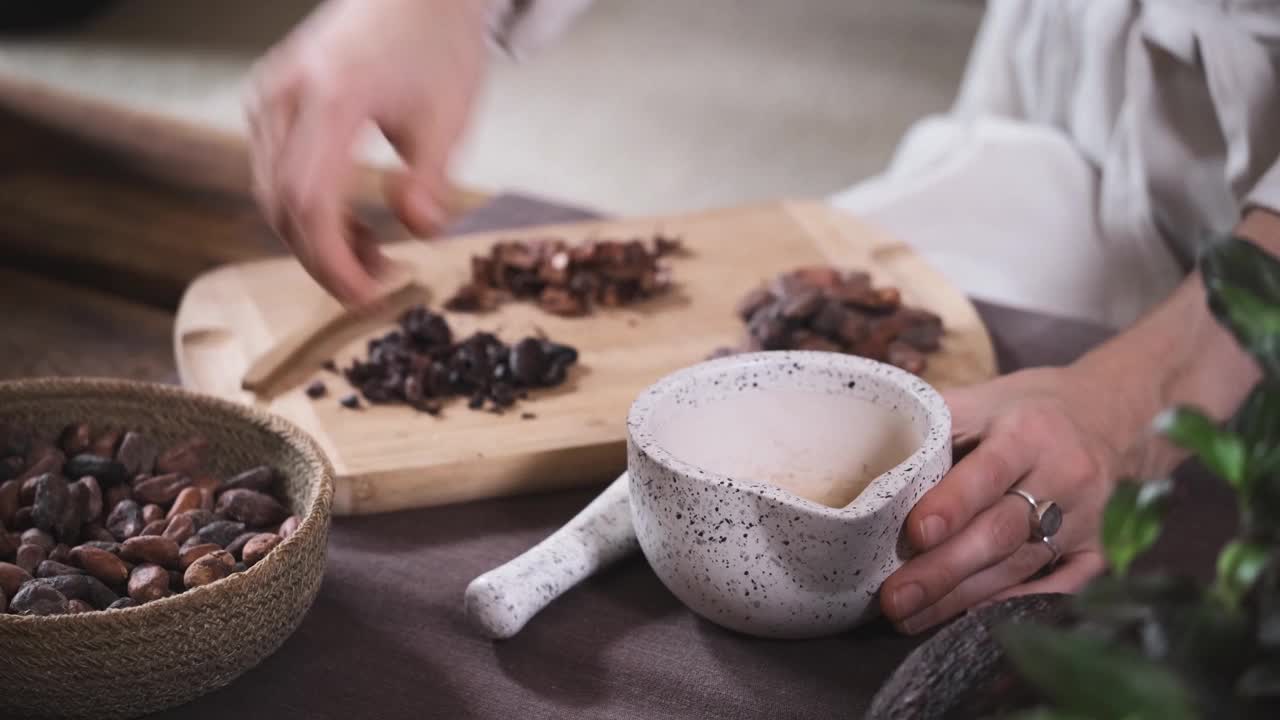 妇女手握有机可可豆的仪式视频素材