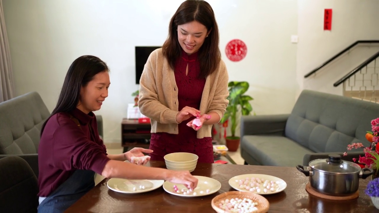 两位亚洲妇女正在做汤圆，作为中国新年的团圆饭视频素材