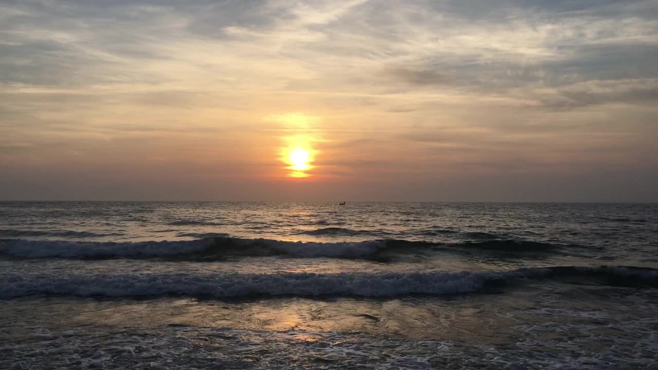 日落时海滩上的海浪视频素材