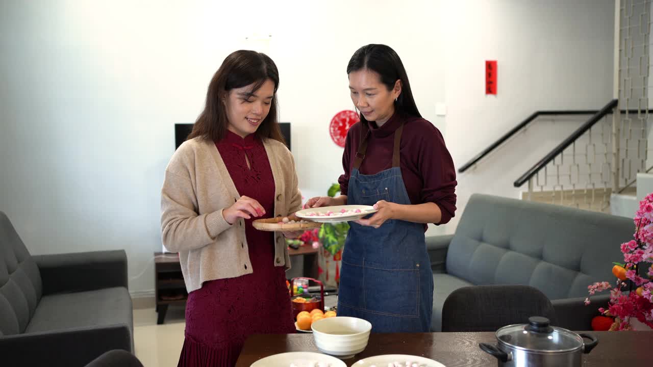 两位亚洲妇女正在做汤圆，作为中国新年的团圆饭视频素材