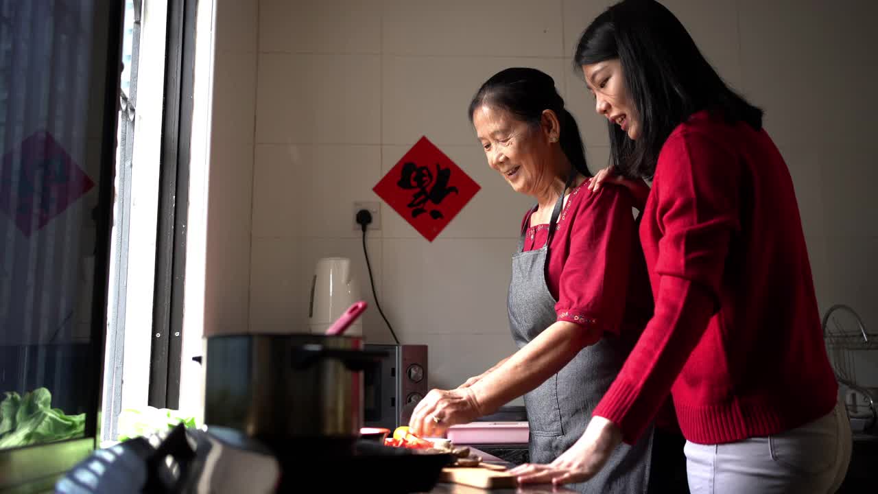 亚洲的祖母和孙女在准备除夕团圆饭视频素材